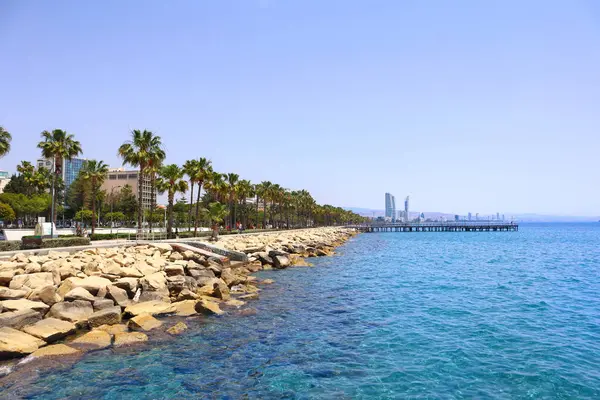 Kıbrıs 'ın Limasol kentinde güneşli bir günde Molos Embankment