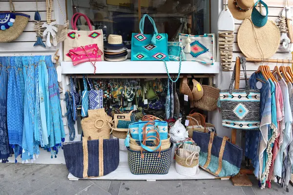 Kıbrıs Rum Kesimi 'nin Limasol şehir merkezinde satılık tekstil hediyelikleri