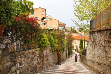 Fransa 'nın Cannes şehrinde dar bir sokak.