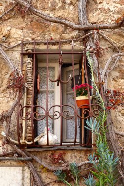 Fransa 'nın Cannes şehrinde klasik evin penceresi.