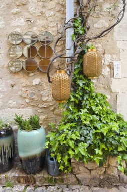 Fransız köyü Saint-Paul-de-Vence, Fransa 'da çiçeklerle süslü şirin bir dekorasyon.