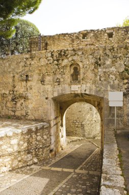 Fransa 'nın Saint-Paul-de-Vence kasabasının giriş kapısı.