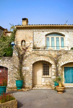 Saint-Paul-de-Vence, Fransa 'daki Fransız köyünde eski bir ev.