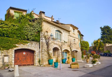 Saint-Paul-de-Vence, Fransa 'daki Fransız köyünde eski bir ev.