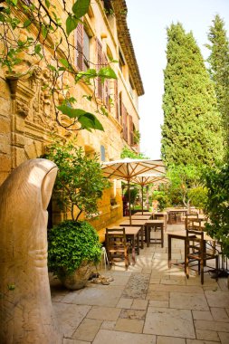 Saint-Paul-de-Vence, Fransa 'nın Fransız köyündeki ünlü klasik sokak kafesi.