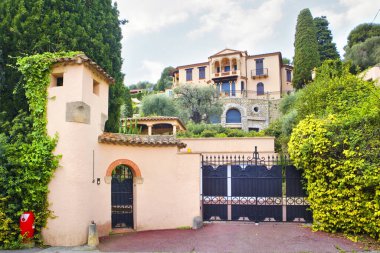 Fransa 'da güneşli bir günde Saint-Jean-Cap-Ferrat' ta klasik villa