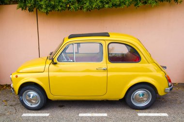  Fransa 'daki Sarı Fiat 500 D' nin yakın görüntüsü