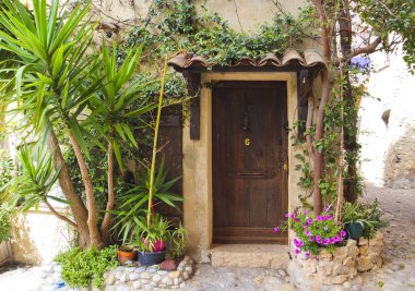 Fransa 'nın Cagnes-sur-Mer kentindeki eski taş evin ahşap giriş kapısı.