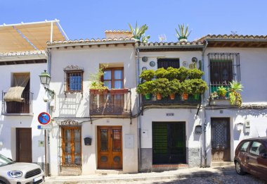 Granada, İspanya 'da şehir merkezinde klasik beyaz evler