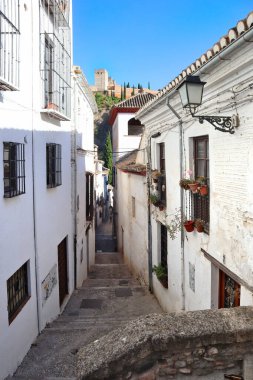 Granada 'da şehir merkezinin dar sokakları, İspanya' nın Granada şehrinde Spainf.