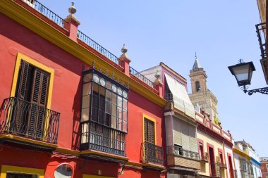 Seville, İspanya 'da tarihi bir ev ve dar bir sokak.