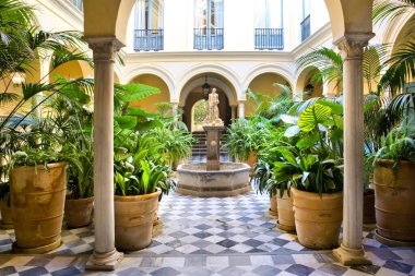 Seville, İspanya 'da klasik ev avlusu.