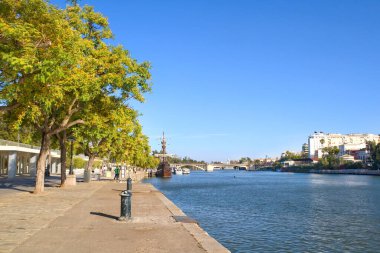 İspanya, Seville 'de güneşli bir günde setin manzarası
