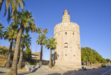 İspanya 'nın Sevilla şehrinde Altın Kule (veya Torre del Oro)