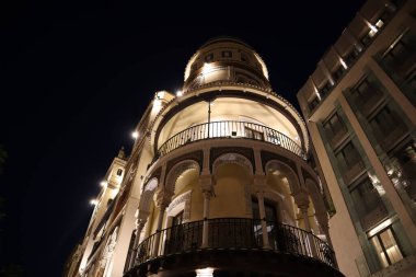 İspanya, Seville 'de gece vakti şehir merkezinde tarihi bir ev.