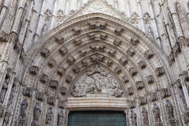 İspanya, Seville 'de gece vakti Gotik Katedral' in bir parçası