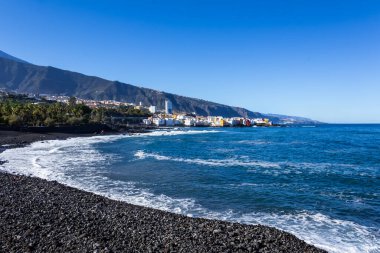 Costline Panoraması ve Puerto de la Cruz, İspanya 'daki Playa de San Felipe' den küçük bir kasaba.