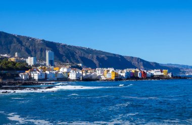 Costline Panoraması ve Puerto de la Cruz, İspanya 'daki Playa de San Felipe' den küçük bir kasaba.