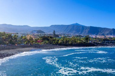 Puerto de la Cruz, İspanya 'da güneşli bir günde Castle Beach