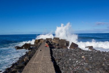 Puerto de la Cruz, İspanya 'da güneşli bir günde deniz manzarası