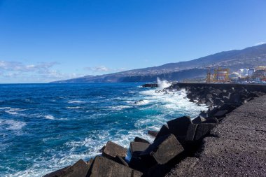 Puerto de la Cruz, İspanya 'da okyanusta kocaman siyah taşlar.