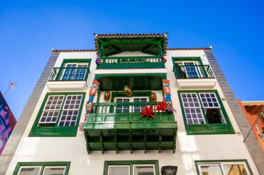 Puerto de la Cruz, İspanya 'daki eski binanın ahşap balkonu.