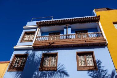 Puerto de la Cruz, İspanya 'daki eski binanın ahşap balkonu.