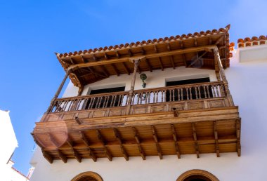 Puerto de la Cruz, İspanya 'daki eski binanın ahşap balkonu.
