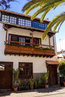 Puerto de la Cruz, İspanya 'daki eski binanın ahşap balkonu.