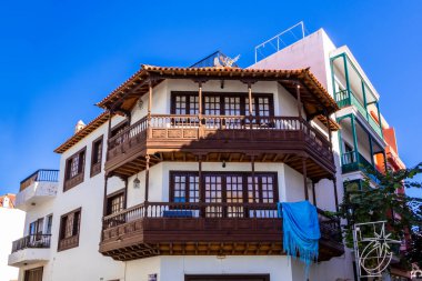 Puerto de la Cruz, İspanya 'daki eski binanın ahşap balkonu.