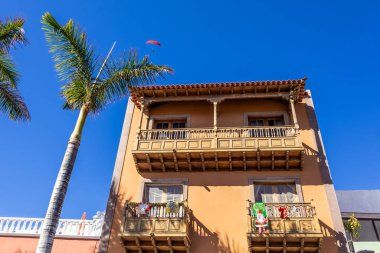  İspanya 'nın Puerto de la Cruz şehrinde renkli vintage evler