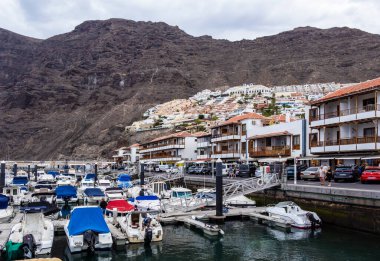 Acantilados de Los Gigantes, Tenerife, İspanya 'da bulutlu bir günde Marina