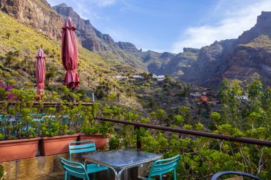 Tenerife 'de güneşli bir günde Masca Köyü' ndeki sokak kafesi.