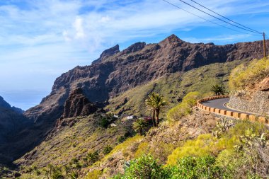 Tenerife 'de güneşli bir günde Masca Köyüne giden yol