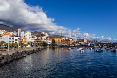 Candelaria, Santa Cruz de Tenerife, İspanya 'da güneşli bir günde balıkçı limanı manzarası