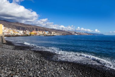 Candelaria, Santa Cruz de Tenerife, İspanya 'da güneşli bir günde balıkçı limanı manzarası