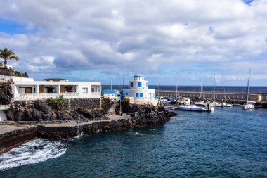Candelaria, Santa Cruz de Tenerife, İspanya 'da güneşli bir günde Hornilla Beach Punta Larga manzarası