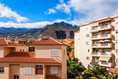 Candelaria, Santa Cruz de Tenerife, İspanya 'da güneşli bir günde tipik mimarlık
