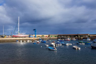 Candelaria, Santa Cruz de Tenerife, İspanya 'da güneşli bir günde balıkçı limanı manzarası