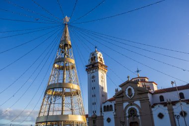 Meryem Ana Bazilikası ve Candelaria 'daki Noel ağacı, Santa Cruz de Tenerife, İspanya