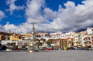 Candelaria 'daki Meryem Ana Bazilikası yakınlarındaki Noel ağacı, Santa Cruz de Tenerife, İspanya