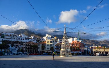 Candelaria 'daki Meryem Ana Bazilikası yakınlarındaki Noel ağacı, Santa Cruz de Tenerife, İspanya