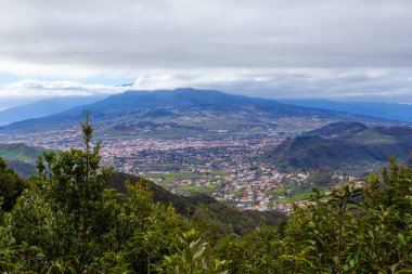  Park Kırsal de Anaga 'dan Teide Tepesi manzarası - Tenerife' nin kuzeydoğusunda doğa rezervi