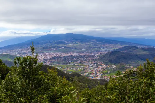  Park Kırsal de Anaga 'dan Teide Tepesi manzarası - Tenerife' nin kuzeydoğusunda doğa rezervi