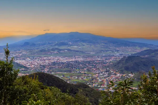  Park Kırsal de Anaga 'dan Teide Tepesi manzarası - Tenerife' nin kuzeydoğusunda doğa rezervi