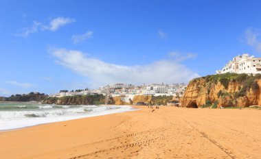  Balıkçı Sahili Panoraması ve Portekiz 'in Albufeira kentindeki eski şehir