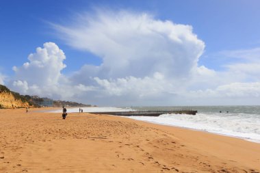 Portekiz, Albufeira 'daki Balıkçı Sahili' nde iskeleli deniz manzarası.