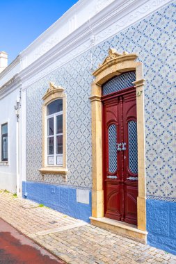  Portekiz 'in Albufeira şehrindeki eski kırmızı kapı.