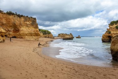 Lagos, Algarve, Portekiz 'deki Pinhao Plajı (Praia do Pinho)