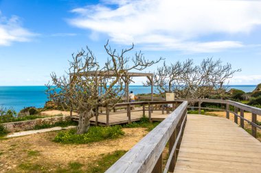 Güneşli bir günde Ponta da Piedade Walkways Lagos, Algarve, Portekiz